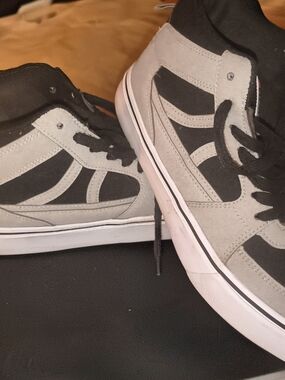 Airwalk Black Low-Top Sneakers with Multicolor Insole